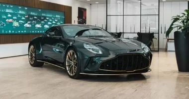 Aston Martin Vantage S na cor verde Chilles em destaque