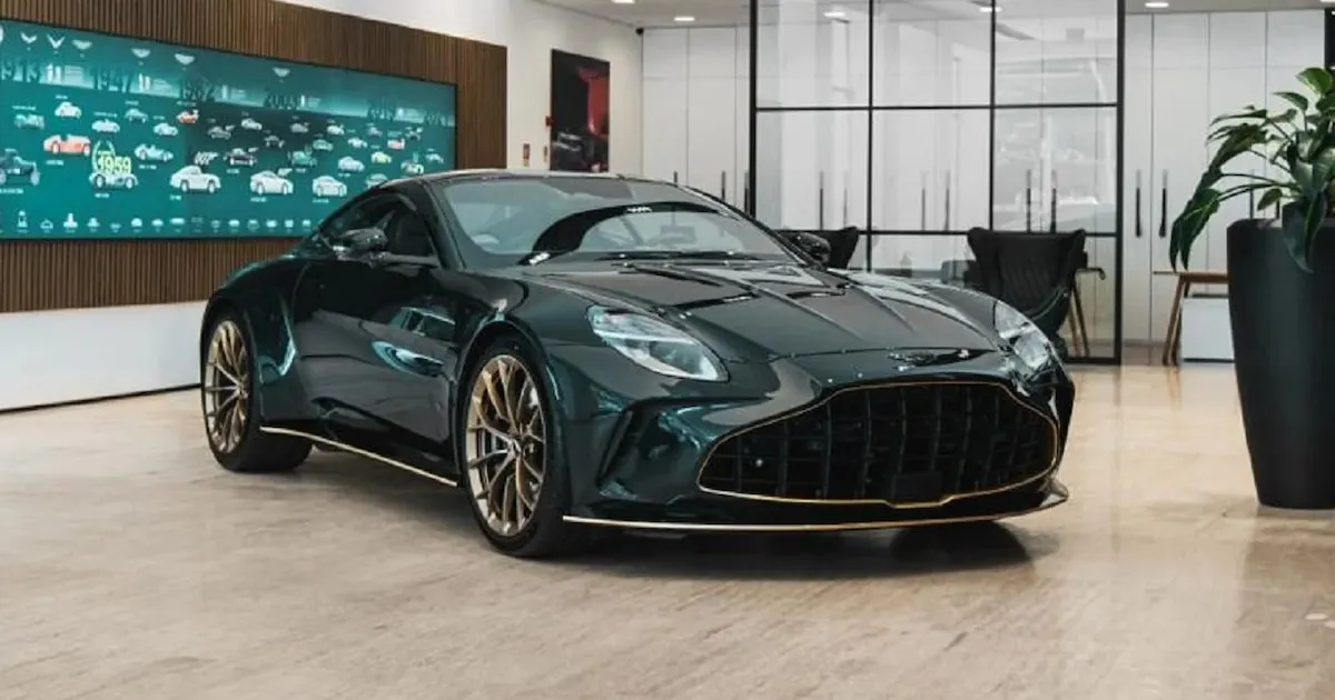Aston Martin Vantage S na cor verde Chilles em destaque