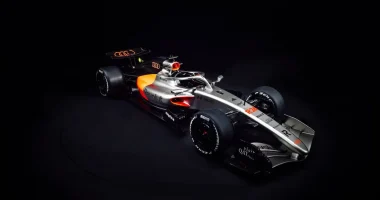 Carro Audi R26 de Fórmula 1 com pintura prata, preta e vermelha em evento de apresentação em Berlim