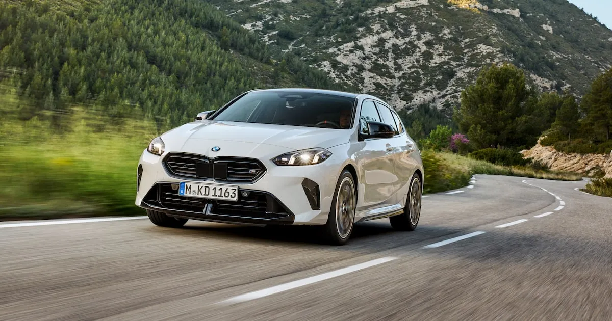 Novo BMW M135 2026 em movimento na pista com destaque para o design fluido e novos faróis