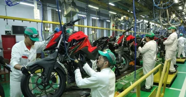Linha de produção de motocicletas no Polo Industrial de Manaus com operários trabalhando na montagem