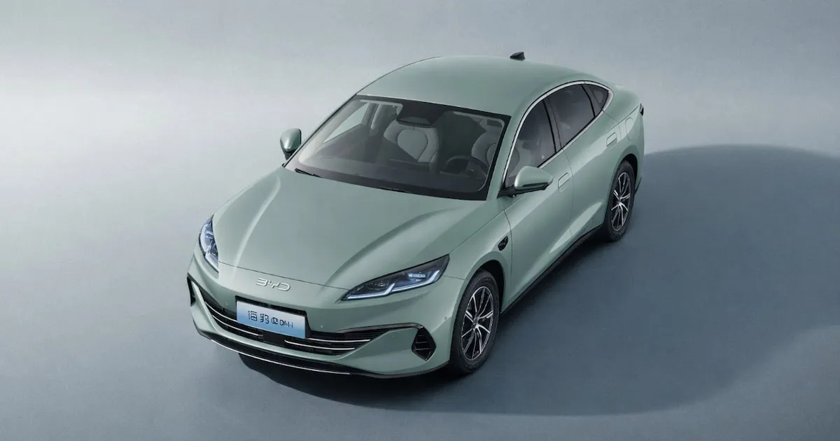 BYD Seal 06 em movimento na estrada demonstrando design atualizado