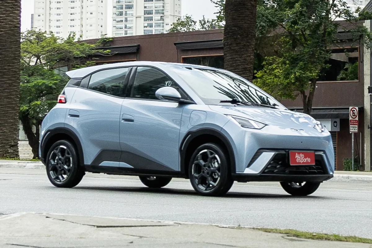 Foto frontal de um BYD Dolphin Mini estacionado em ambiente urbano