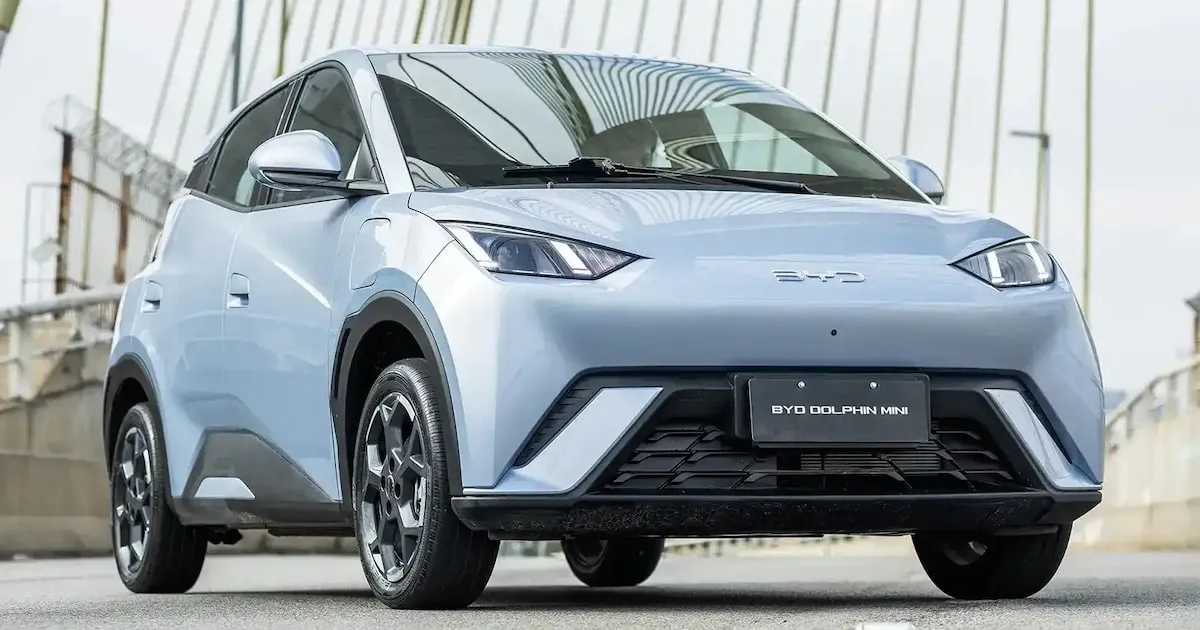 BYD Dolphin Mini estacionado em área urbana comercial