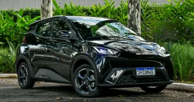 Showroom da BYD com destaque para os modelos elétricos Dolphin Mini e Dolphin