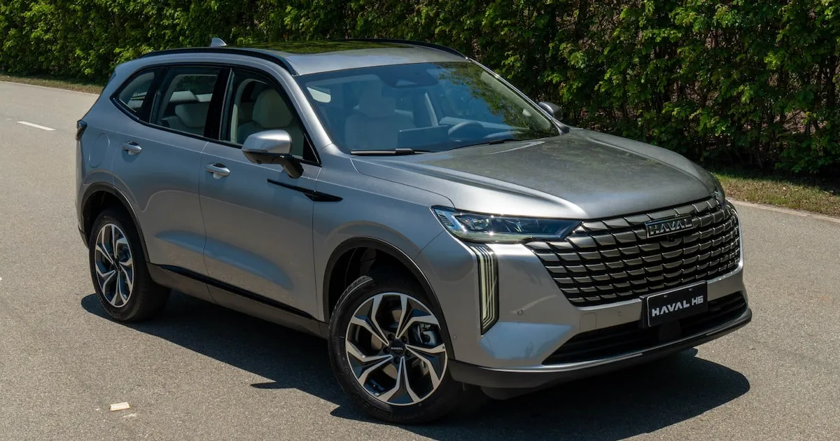 Concessionária moderna de carros elétricos chineses com foco em novos modelos SUV