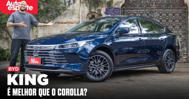 Foto do sedã BYD King 2026 em movimento em via urbana
