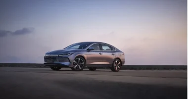 Foto do sedã híbrido BYD King GL em movimento em ambiente urbano