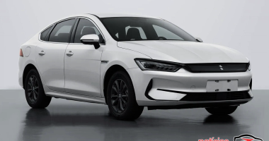 Sedã elétrico BYD Linghui e5 estacionado em ambiente urbano para uso em frotas.