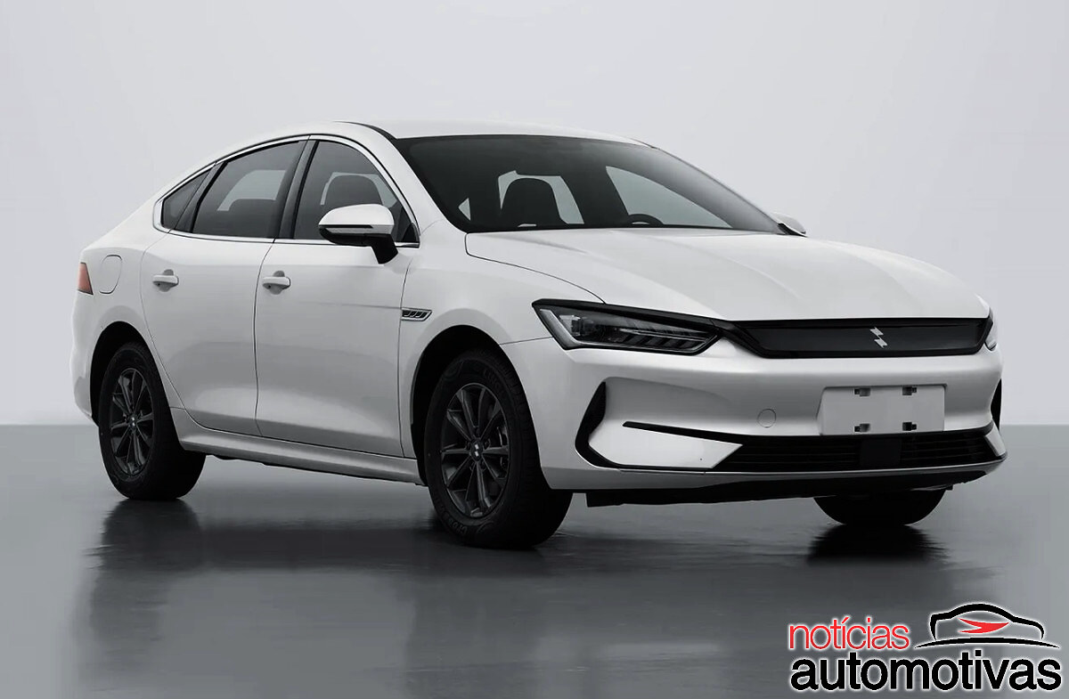 Sedã elétrico BYD Linghui e5 estacionado em ambiente urbano para uso em frotas.