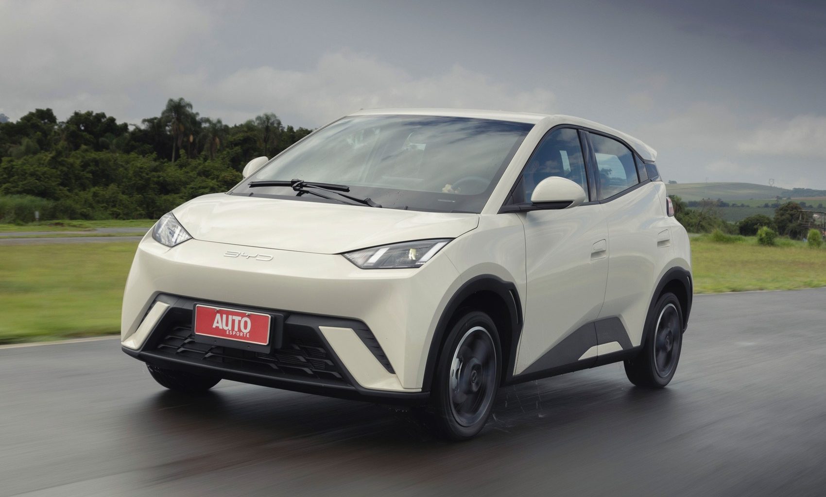 Concessionária da BYD com modelos Dolphin Mini e Song Plus em destaque