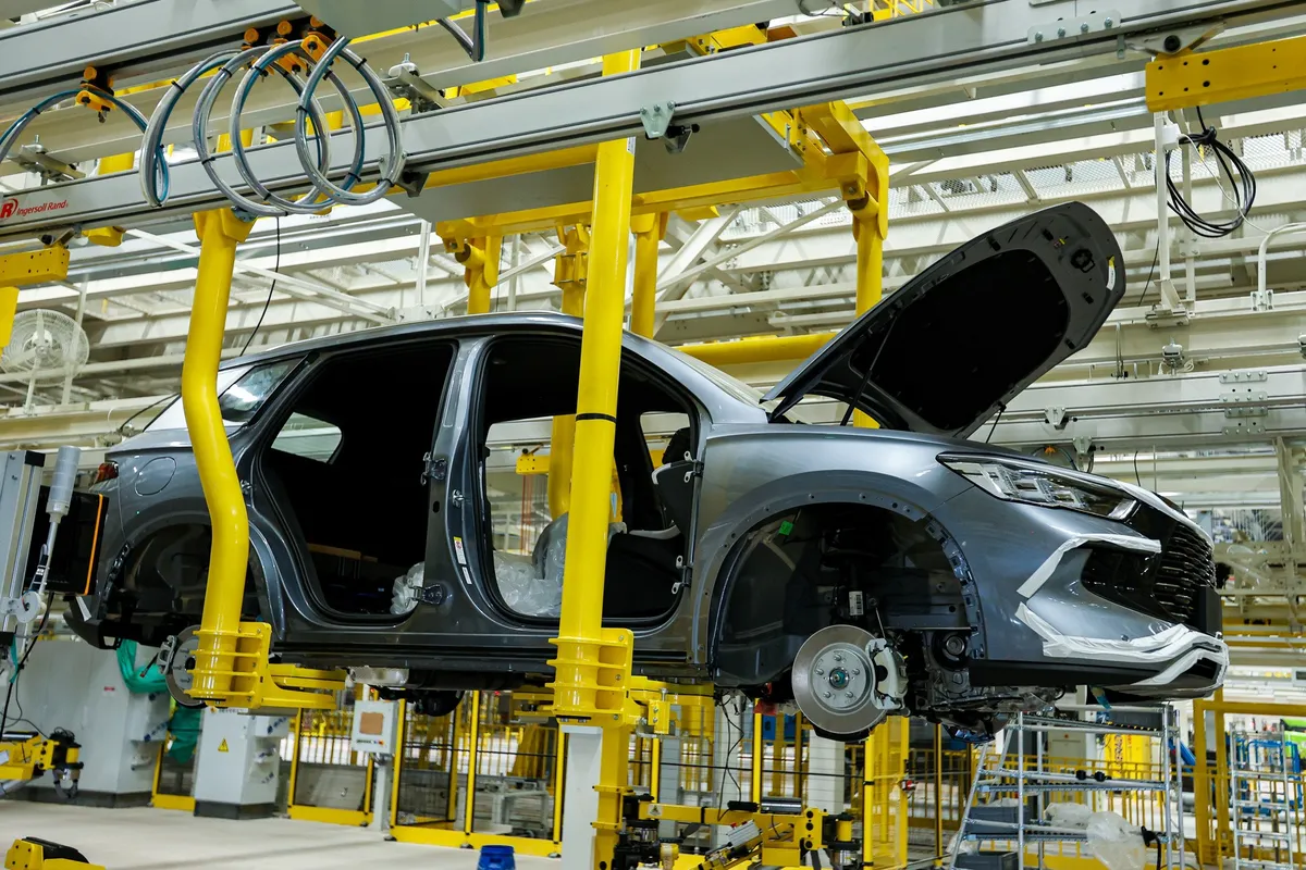 Linha de produção da fábrica da BYD em Camaçari com robôs de montagem