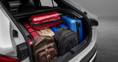 Porta-malas de SUV aberto com diversas malas organizadas demonstrando capacidade de carga