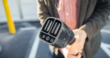 Símbolos da justiça, da indústria do petróleo e de carregamento de veículos elétricos em uma composição editorial que representa o processo antitruste.