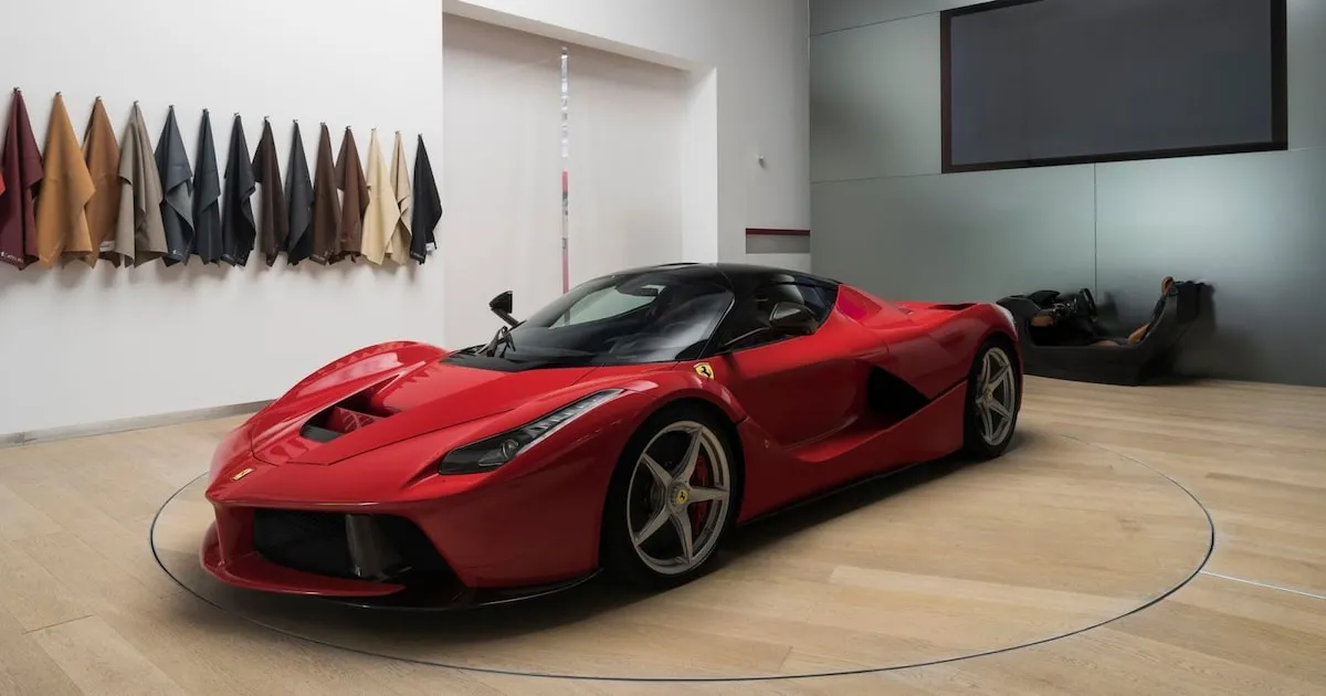 Ferrari LaFerrari vermelha em destaque representando o carro com IPVA mais caro de 2026