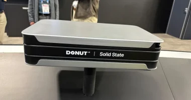 Conceito de bateria de alta tecnologia em laboratório com iluminação azul