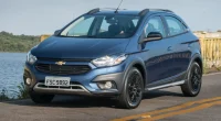 Projeção do Chevrolet Onix Activ com visual aventureiro em estrada de terra
