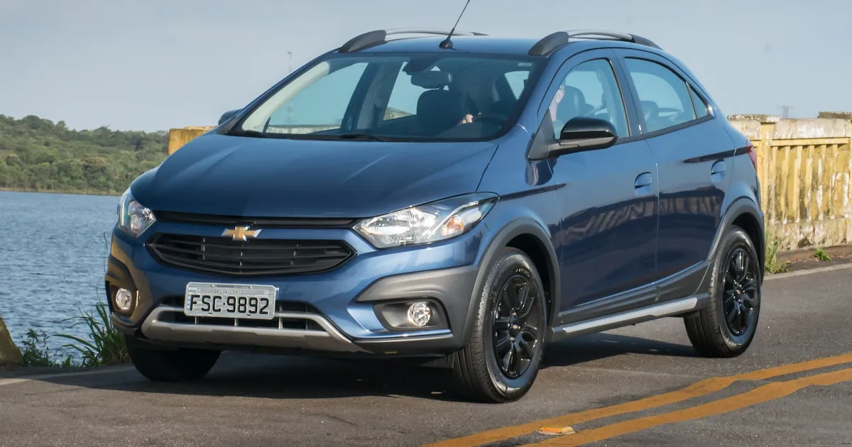 Projeção do Chevrolet Onix Activ com visual aventureiro em estrada de terra