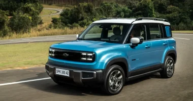 Chevrolet Spark EUV estacionado em ambiente urbano mostrando seu design de SUV compacto