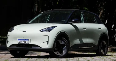 Pátio de distribuição de veículos na China repleto de carros novos prontos para o mercado