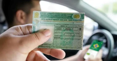 Pessoa segurando celular com aplicativo da CNH digital aberto