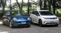 Concessionária moderna no Brasil com carros de marcas chinesas, como BYD e GWM, em exibição.