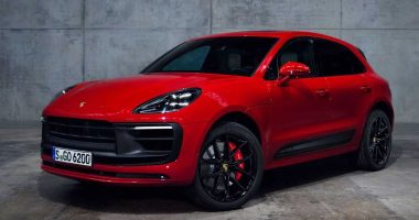 Porsche Macan a combustão em uma rua urbana ao entardecer.