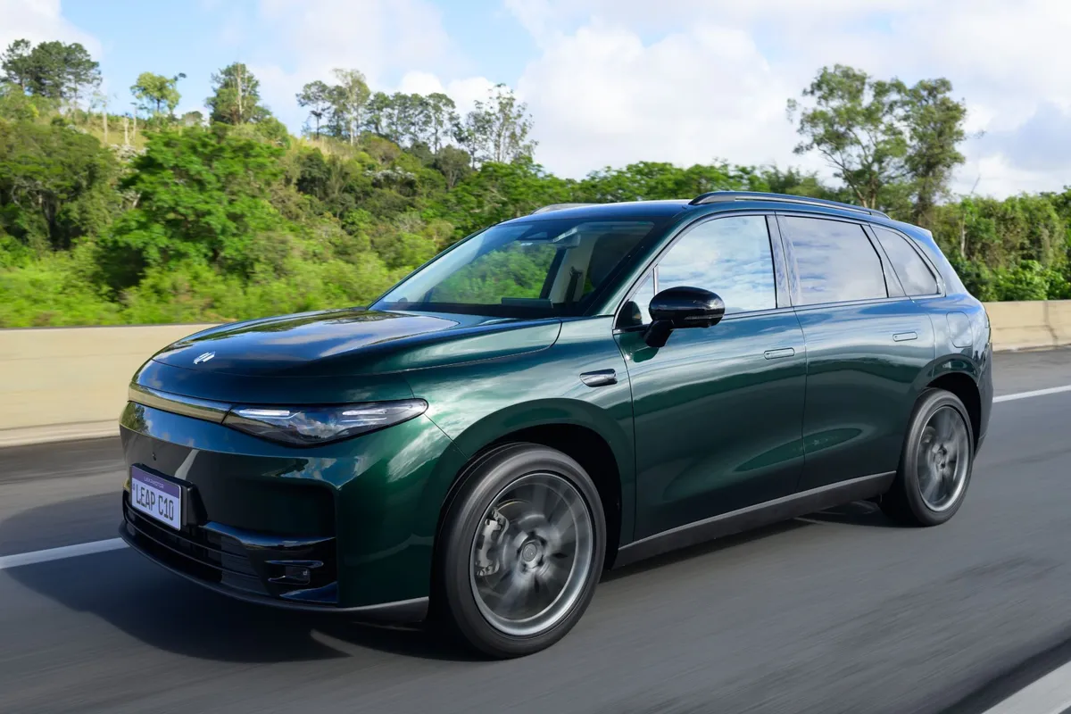 SUV Leapmotor C10 em exibição, modelo que utiliza o sistema híbrido REEV estudado pela Stellantis