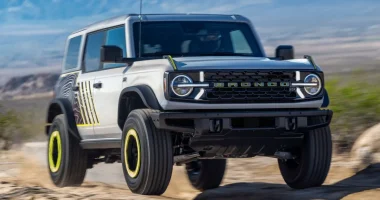 Ford Bronco RTR na cor cinza com detalhes em verde limão