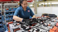 Montagem industrial ilustrando possível parceria entre Ford e BYD para baterias