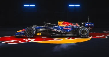 Engenheiros da Ford Performance trabalhando em motor de Fórmula 1 em parceria com a Red Bull