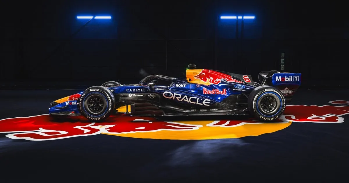 Engenheiros da Ford Performance trabalhando em motor de Fórmula 1 em parceria com a Red Bull