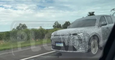 SUV de luxo GAC S9 em movimento durante testes de rodagem