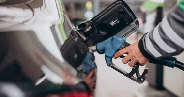 Mão abastecendo carro com gasolina em um posto em Belo Horizonte