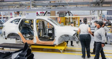 Fachada de fábrica automotiva moderna representando a expansão da GWM