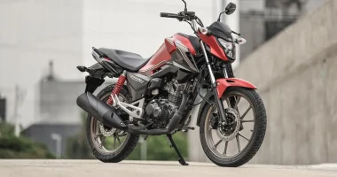 Nova Honda CG 160 Titan Special Edition vermelha em estúdio