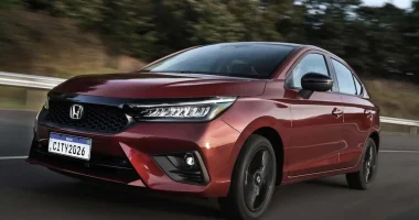 Honda City Hatch e Sedã lado a lado em estúdio com iluminação suave