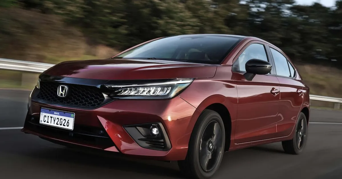 Honda City Hatch e Sedã lado a lado em estúdio com iluminação suave