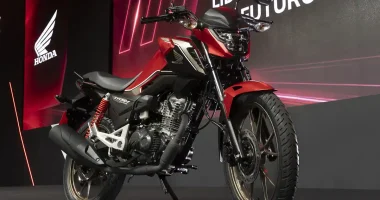 Linha de produção da fábrica da Honda Motos em Manaus, Brasil, com diversas motocicletas em montagem.