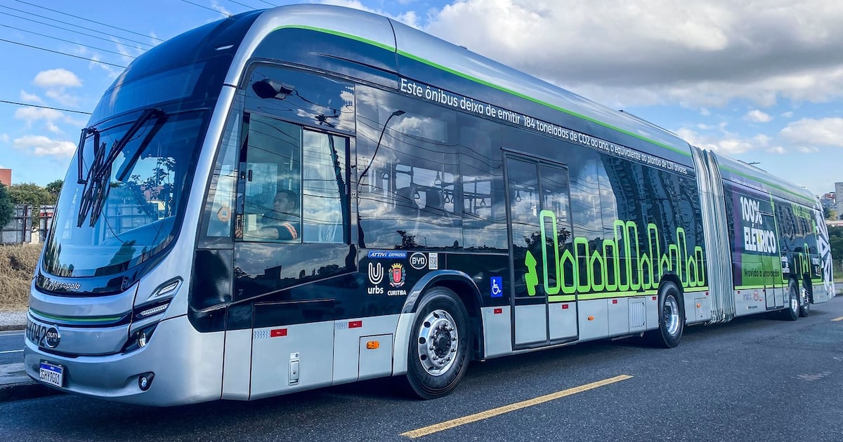 Caminhão trafegando em rodovia de São Paulo ilustrando matéria sobre IPVA 2026