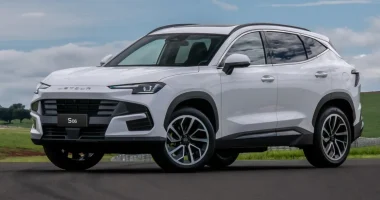 Foto do novo SUV híbrido Jetour S06 PHEV em movimento em cenário urbano