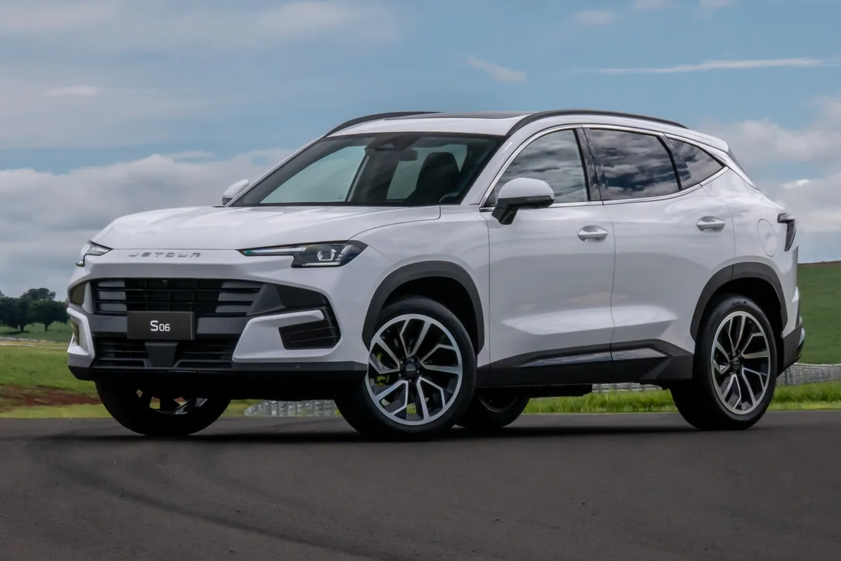 Foto do novo SUV híbrido Jetour S06 PHEV em movimento em cenário urbano