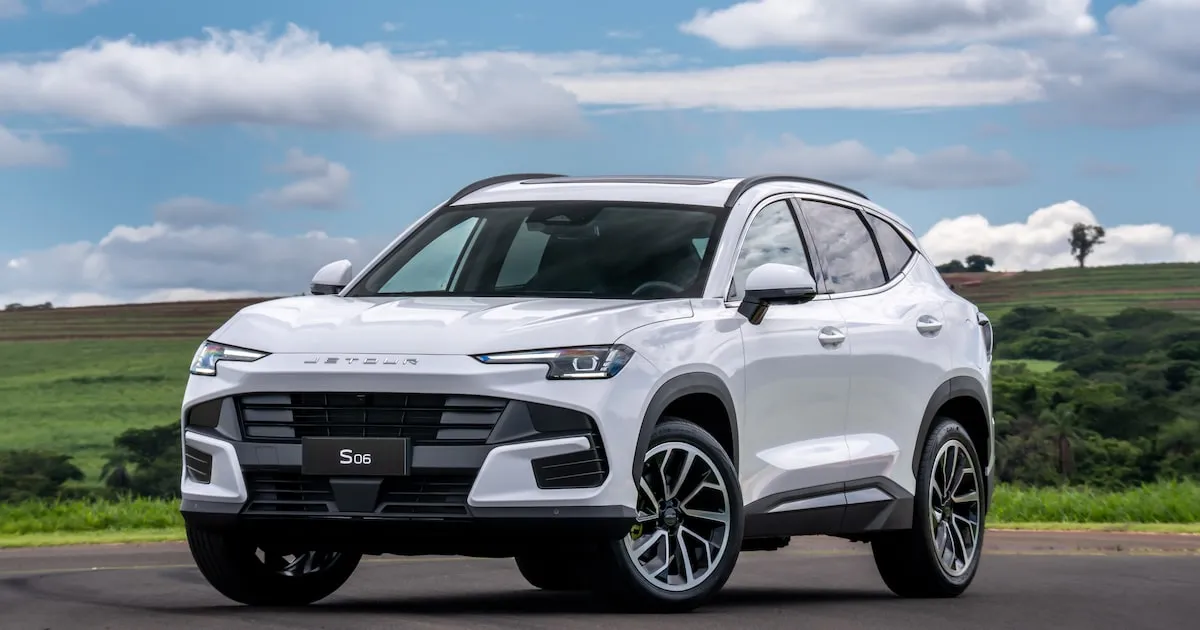 Foto do SUV híbrido Jetour S06 em movimento, destacando design moderno e faróis LED