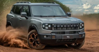 Jetour T1 SUV híbrido com visual robusto e faróis de LED acesos