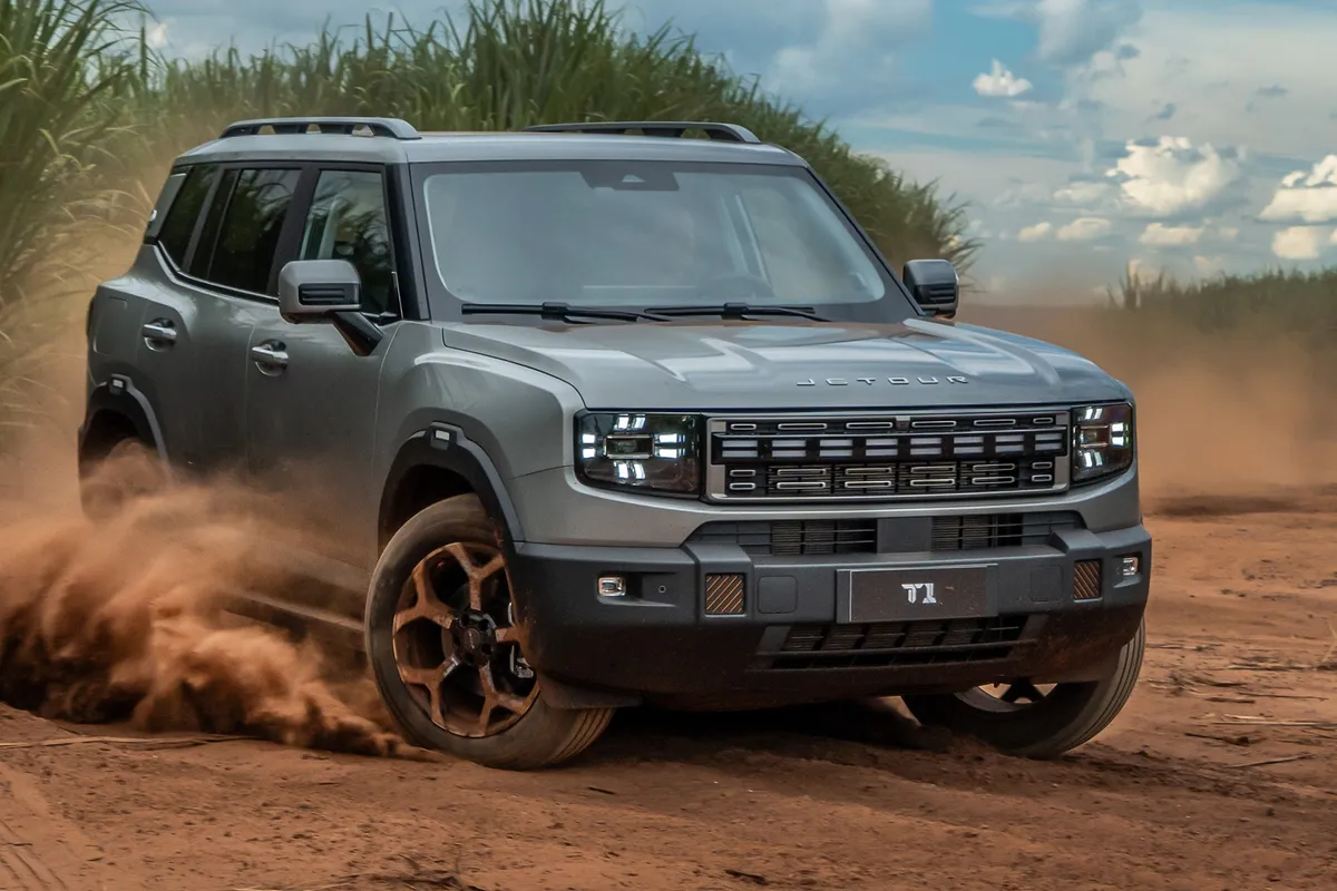 Jetour T1 SUV híbrido com visual robusto e faróis de LED acesos