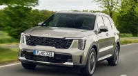Kia Sorento de quarta geração, SUV de sete lugares, em cenário urbano ao lado de seus concorrentes SW4 e Haval H9
