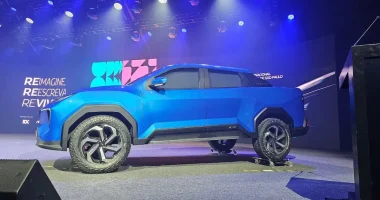 Tela de computador exibindo curso online da Lecar com maquetes de carros ao fundo