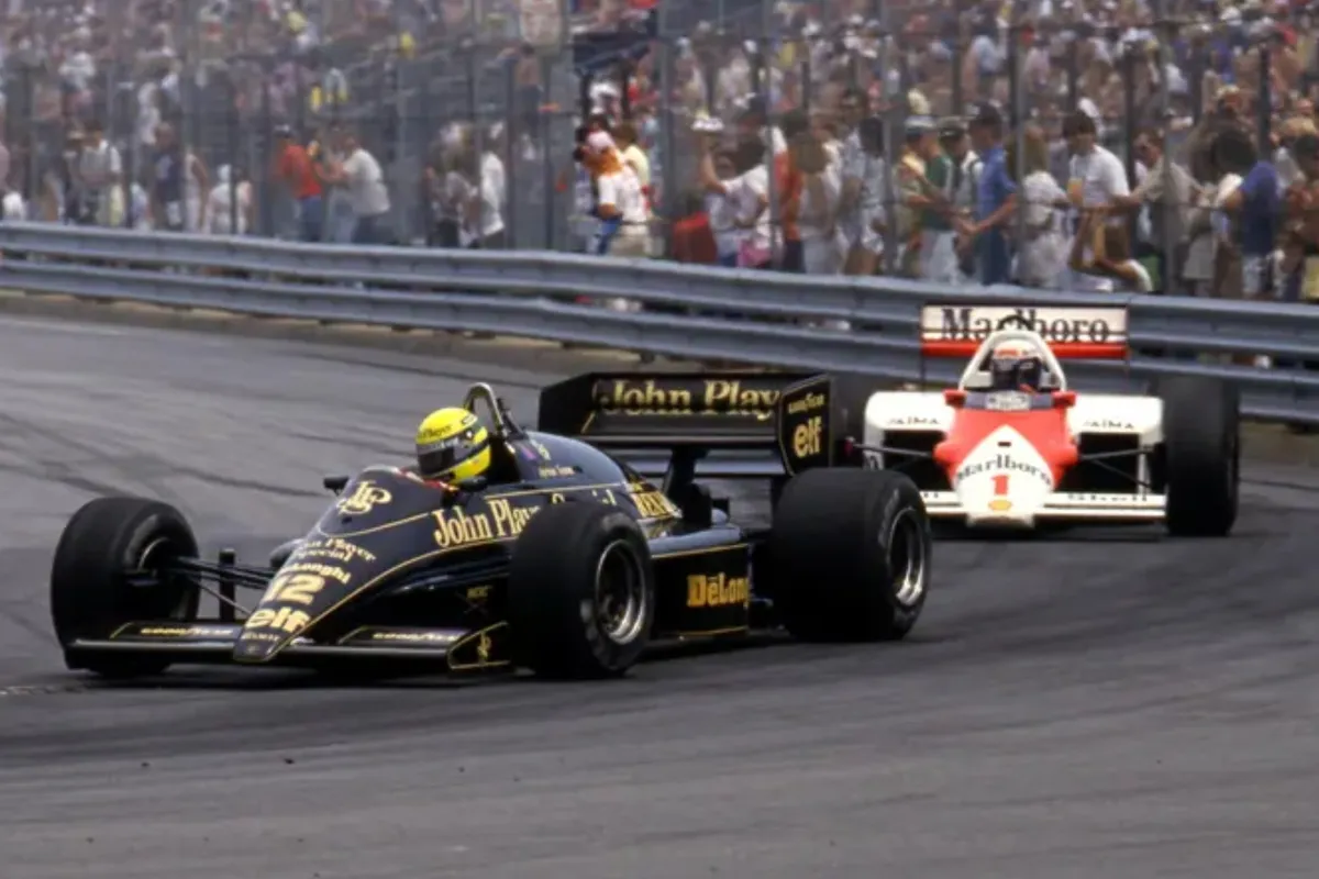 Lotus 98T preto e dourado pilotado por Ayrton Senna em 1986