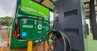 Maior ônibus elétrico do mundo, modelo biarticulado de 28 metros, sendo recarregado em garagem de Goiânia