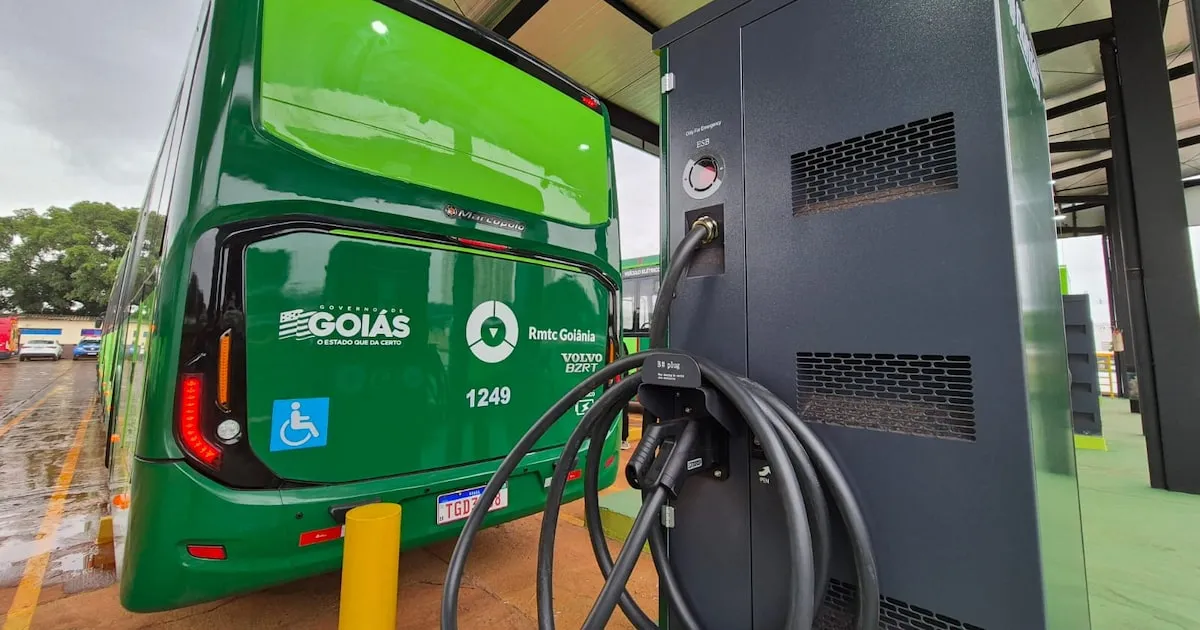 Maior ônibus elétrico do mundo, modelo biarticulado de 28 metros, sendo recarregado em garagem de Goiânia
